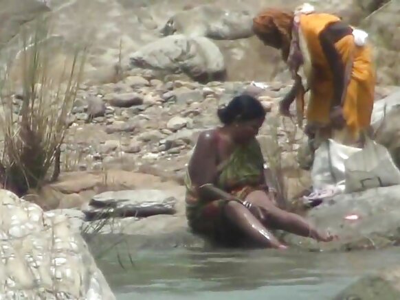 Lady open air karina kapur sexy bathroom bahre bathroom re nadi re hidden chamber
