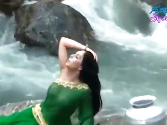 Desi kuri sexy cinema desi saree gạl transparenṭ bohoḱ uduḱet́ kana.. ạḍi gạlti