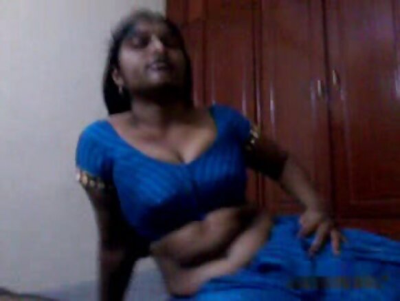 Andhra aunty eṅreji te̱ ​​blọjọb ar sexy sari strip phoṭo uduk’et’ kana