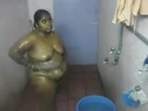 Dạkhin bharoṭ bharoṭ desi aunty bathling hindi khula sex film