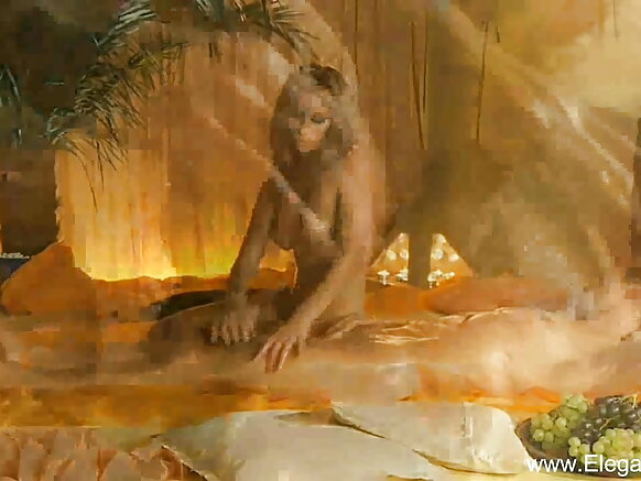 Eroṭik bōliwuḍ sexy ēmēji sānāma bāḍi mējāja ḍēsi